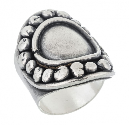 Anillo liso oscuro